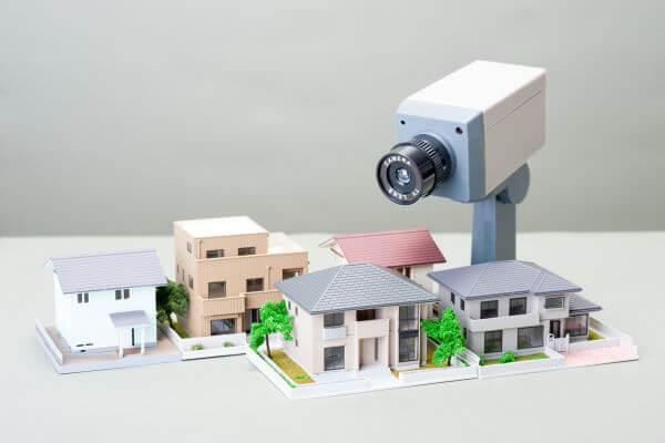 自宅に防犯カメラを設置するといくらかかる？費用相場やコストダウン方法を紹介