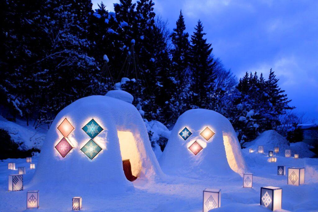 雪の中で、その日降る雪に合わせた限定酒を楽しむ「津軽七雪かまくらアペロ」は2023年2月1日から2月28日まで開催。（写真提供：星野リゾート）