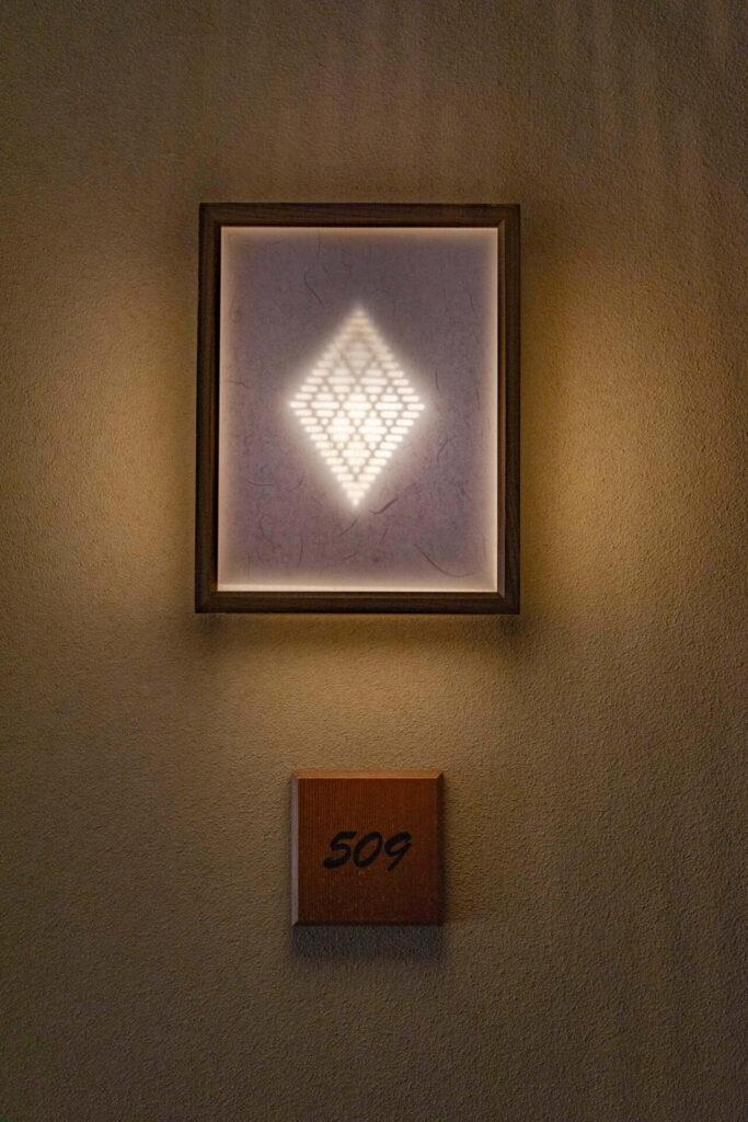 客室の入り口には、部屋ごとに行燈がついています。この行燈のモドコの文様が柔らかい光を放っていました。