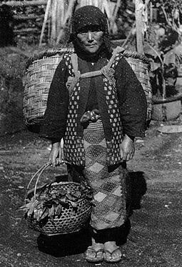 昭和初期の南部地方の女性。菱刺しの“前垂れ”を着けている。 