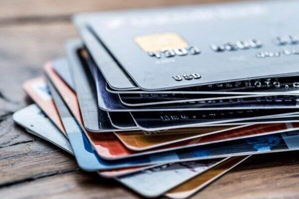 デビットカードとクレジットカードの違いは？特徴や選び方をご紹介