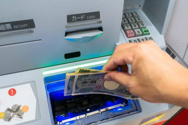 コンビニで借り入れ可能な銀行のキャッシュカードの主な種類