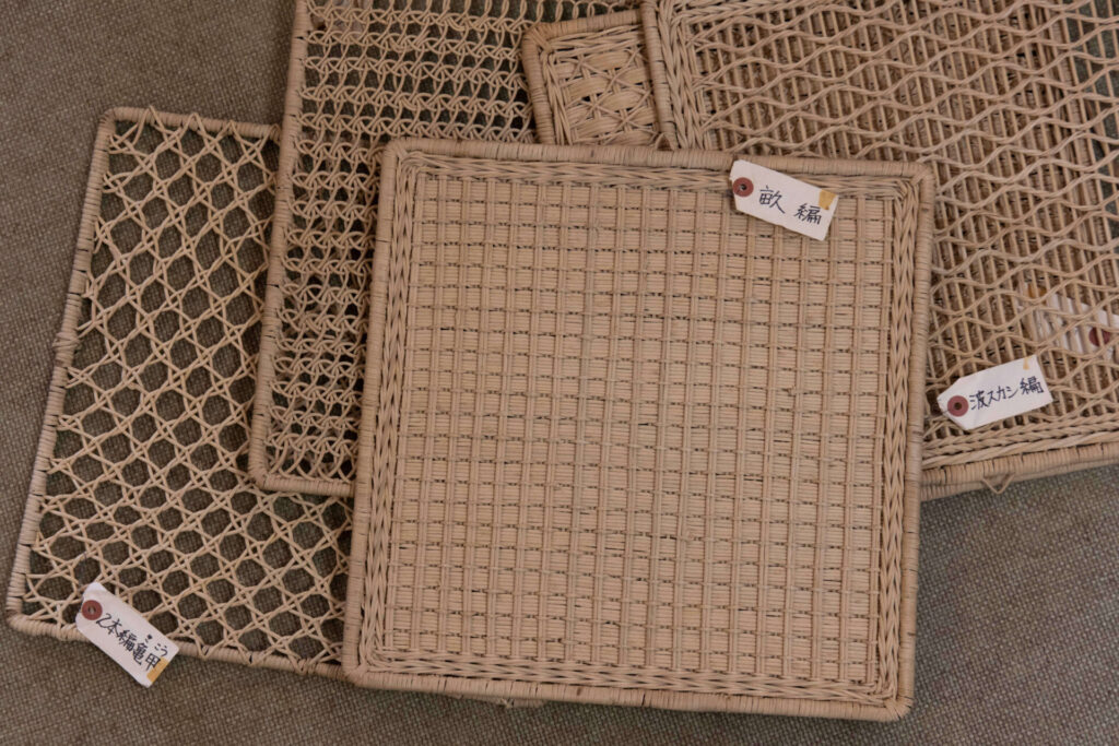 あけびかごの編み方のサンプル（ごく一部）。2本編み亀甲、畝編み、波透かし編みなどなど。
