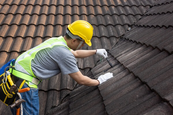 屋根の修理を行うタイミングとは？修理方法と費用相場まで解説