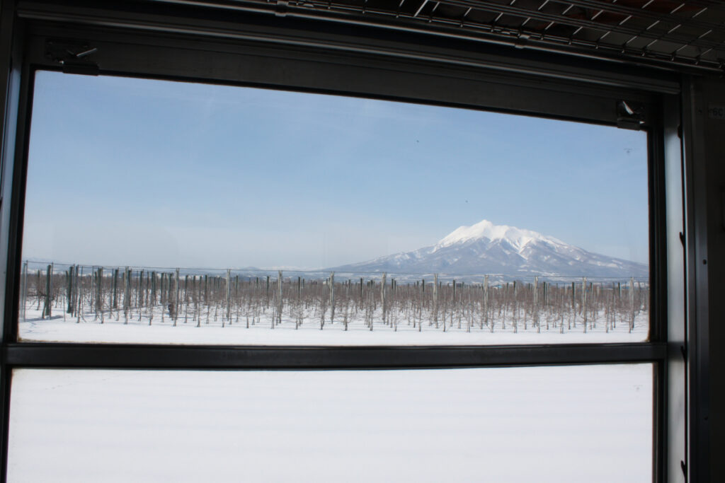 五能線の車窓から岩木山