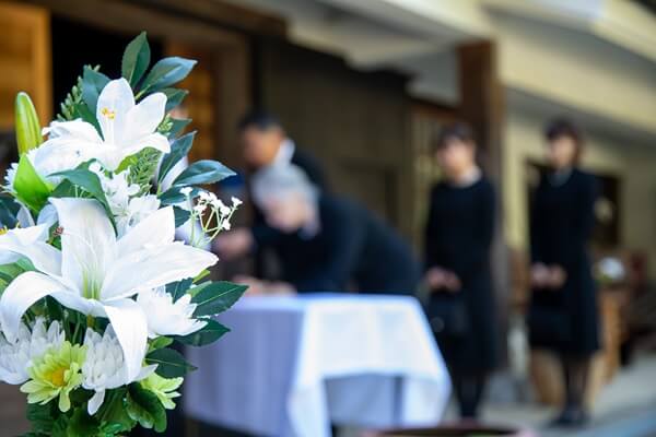 葬儀を手配する手順まるわかりガイド　亡くなってからの流れや葬儀会社の選び方を解説