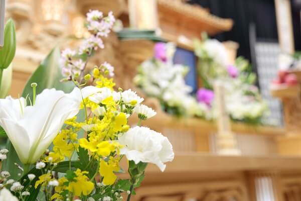葬儀に使用される花の種類について詳しく解説！花の贈り方や注意点も