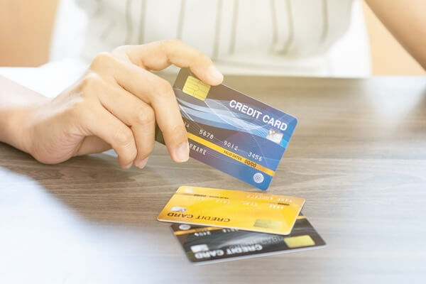 海外旅行に持っていくクレジットカードの選び方は？