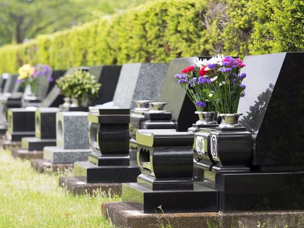 お墓の管理は具体的に何をするの？管理費用や墓じまいの方法についても解説