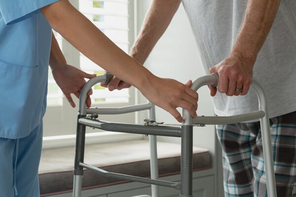 老人ホームに入居するための保証人の条件は「責任が負えること」
