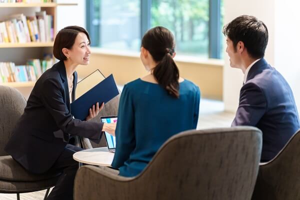 相続手続きをスムーズに進めたいなら専門家に相談するのもひとつの手∟基本的には遺言書によって生前対策しておくのが有効。