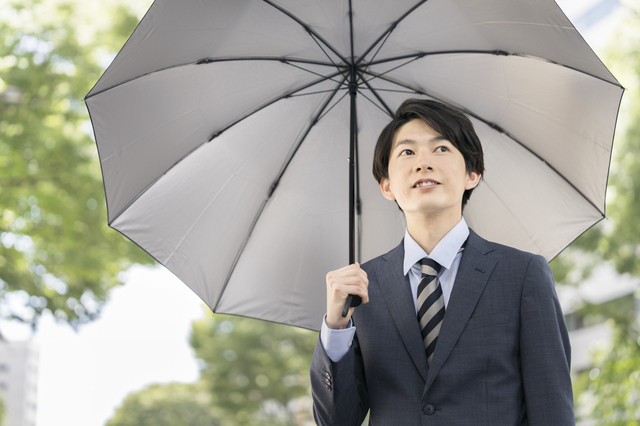 「日傘が気恥ずかしい」男性のための失敗しない日傘の選び方