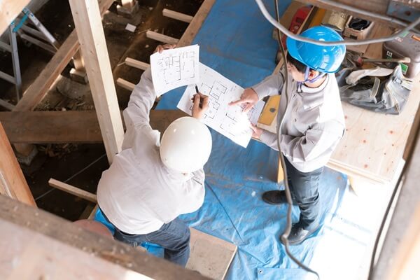 建築業で人手不足が生じている原因