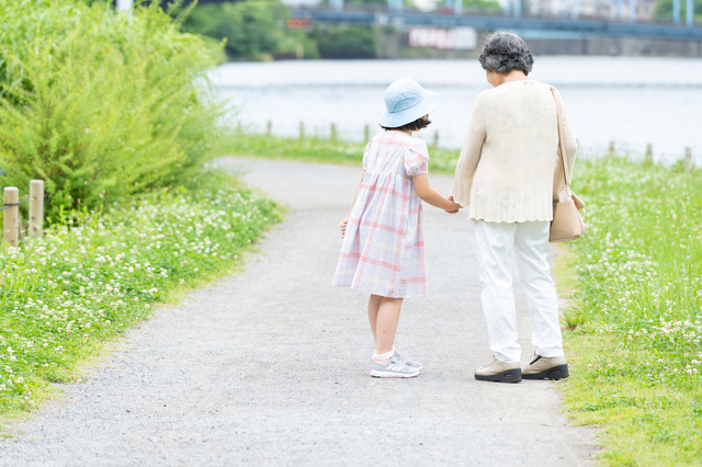 【歩き方コンサルタント監修】散歩がもたらす7つの健康効果、毎日の習慣に上手に取り入れる方法