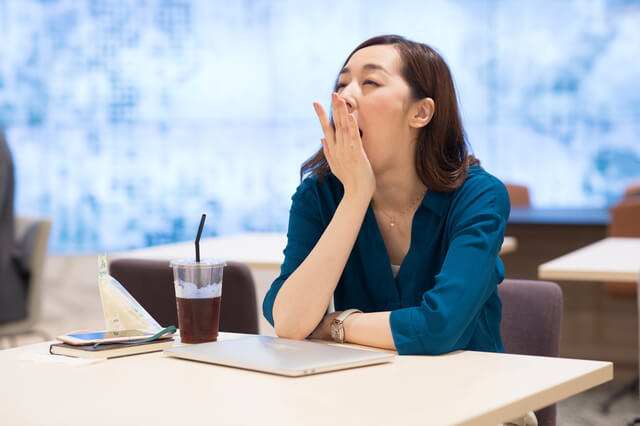 日中の眠気はまず睡眠不足を疑うべき？