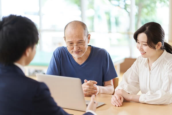 親の介護と仕事の両立に困ったらくらしのセゾンの「親サポセレクト」にご相談ください