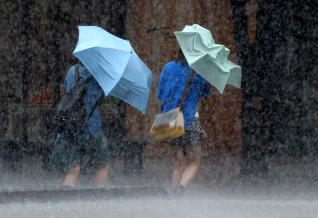 強い雨でも濡れない効果的な持ち方