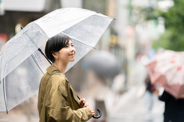 マナーある傘の持ち方で安全＆快適な雨の日を