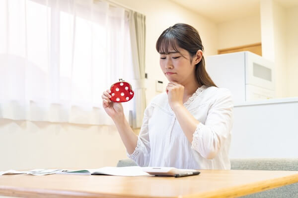 自動車税の納付はいつ？金額や支払い方法と気になる延滞のリスクも解説