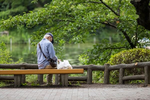 独身の孤独死の現状は？年間の人数や未婚化の影響と対策