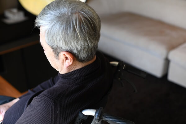 孤独死の原因とは？死因や高齢者への対策・若者を取り巻く現状を解説