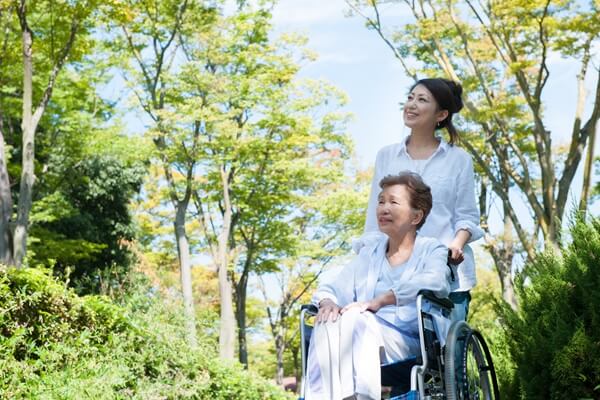 介護はいつまで続くもの？在宅介護の平均年数や負担を減らす方法を解説
