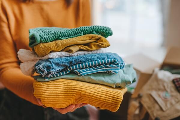 服の捨て時はいつ？アイテムごとの目安や断捨離のコツを解説
