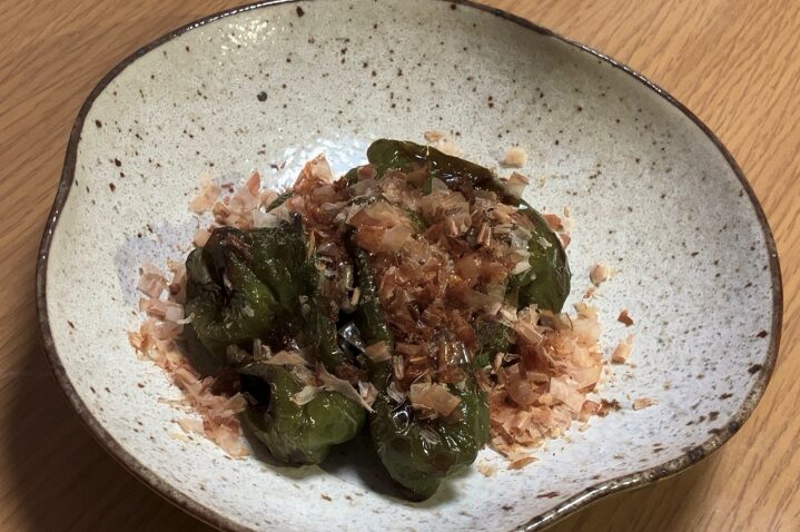 丸ごと焼いたピーマンに鰹節と醤油をかけた、シンプルな一皿