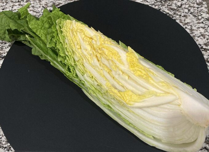 白と緑の葉がふんわりと重なり、冬の食卓を彩る。