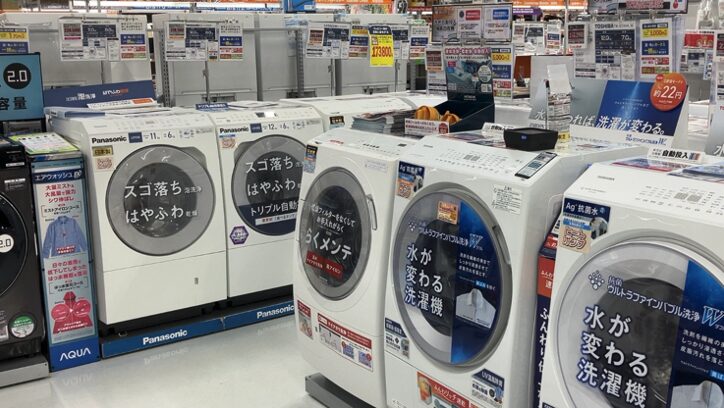 梅雨入り前の洗濯機売り場。節水機能付きモデルを選ぶ人が増える季節。