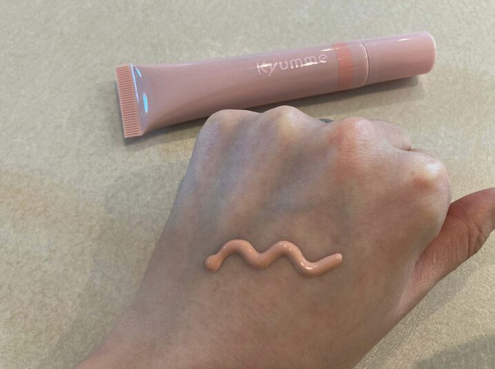 左手の甲にのせて、ピンクベージュの発色をチェック。