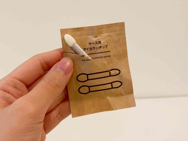 アイシャドウは、清潔なブラシやチップを使って塗る