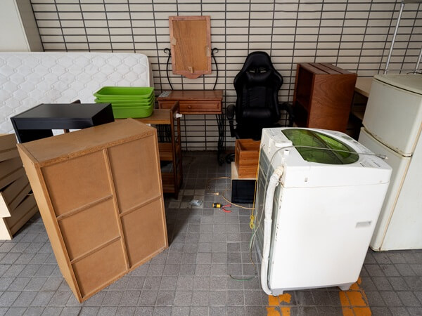 「大型家具を処分したくても運べない！」粗大ゴミの片付け方法や注意点を解説