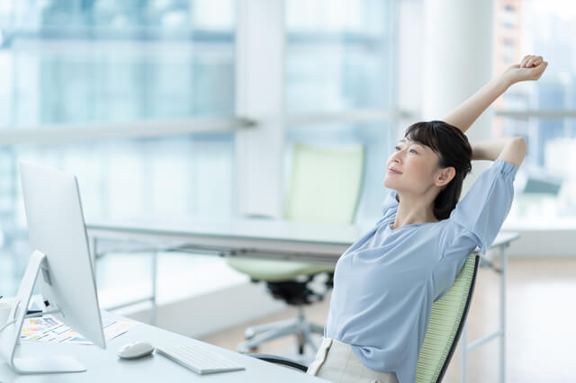 デスクでできる！オフィスストレッチで仕事中の不調をリセットしよう