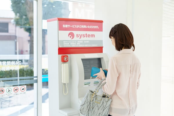 コンビニATMをお得に使うには?
