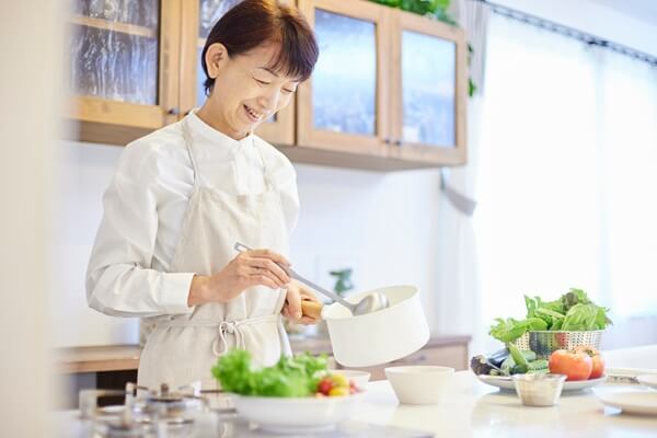 シニア女性の一人暮らしの生活費はいくらかかる?