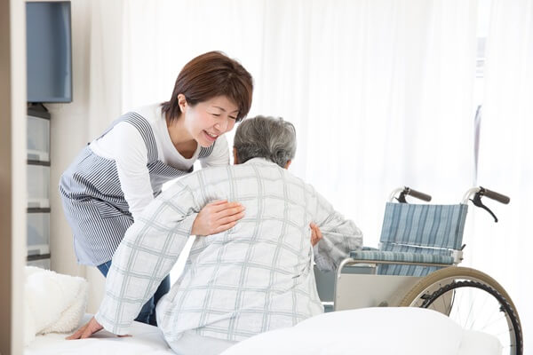 親の通院の付き添いサービスが必要になった際に検討したい選択肢は?
