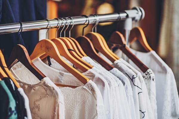服の無駄買いゼロ！最小限の出費で最大限おしゃれになる節約クローゼット術