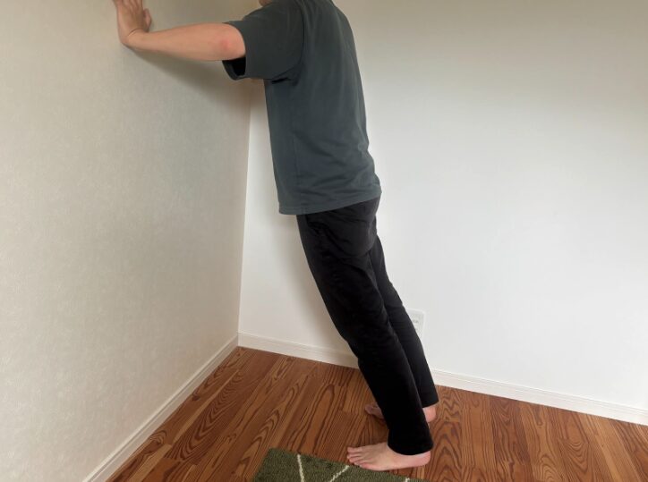 壁を使った腕立て伏せで上半身を引き締める