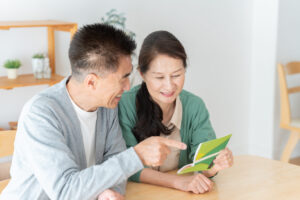 老後の生活費は夫婦で約27万円！医療費や介護費は？データでわかる老後のお金