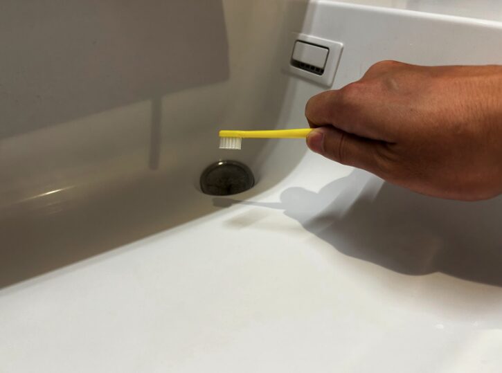細かい場所の汚れに最適な「古歯ブラシ」