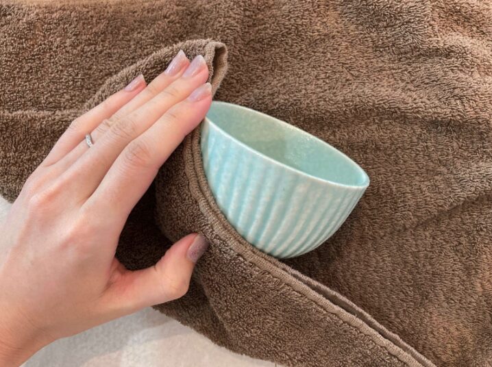 食器は一枚ずつ包んで立てる。隙間はタオルで固定し、外側に「ワレモノ」表示。