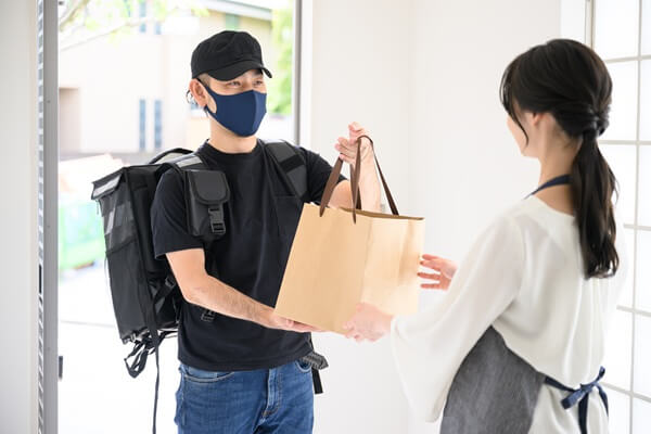 「Uber Eats」を生活の味方に！送料・手数料を抑えるお得な使い方ガイド