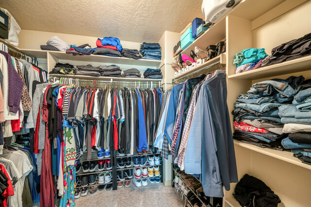 なぜ服が捨てられない？整理収納アドバイザーが教える解決法