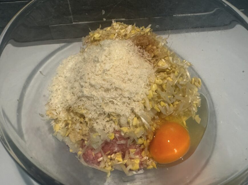 ひき肉は塩を加えて白っぽく粘るまで練ると、肉汁が逃げずジューシーに仕上がります。