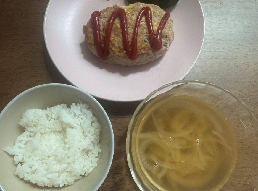 ハンバーグで使った玉ねぎの残り半分を使ってオニオンスープにしました。