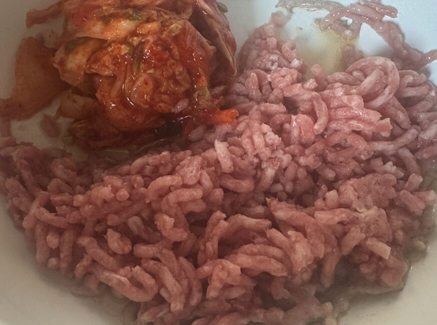 キムチは軽く炒めて酸味を飛ばすと旨味が濃縮。スープ全体に深みが出て食欲をそそります。