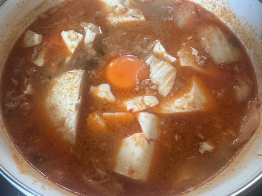 ピリ辛スープとふわふわの豆腐が食欲をそそります。