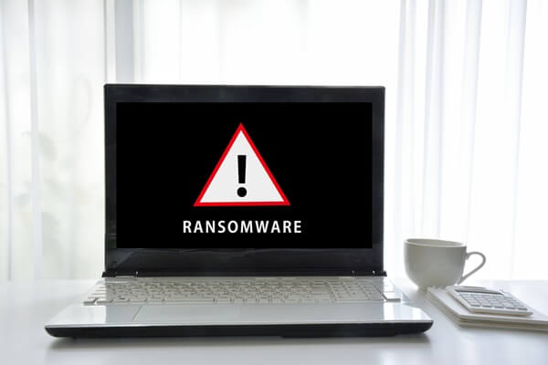 パソコンのウイルス感染警告は偽物？サポート詐欺の手口と特徴