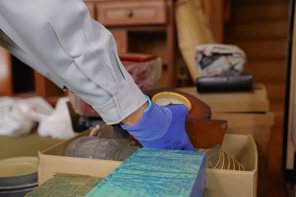 遺品整理の費用相場はいくら？誰が払うかや業者選びのコツも解説